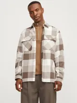 Sobrecamisa a cuadros grandes color marrón, beige y blanco, de manga larga, con cierre de botones y dos bolsillos con botón en el pecho.