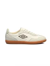 Championes urbanos Umbro Track, color blanco con detalles en negro y suela marrón.