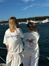 Camiseta celeste con estampado frontal y trasero con el texto "Ittai Stars" en color rojo y azul.