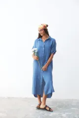 Vestido camisero largo color celeste, de corte recto y manga corta con botón.