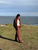 Chaleco marrón chocolate de lino y viscosa, con calce al cuerpo y cuello camisero.