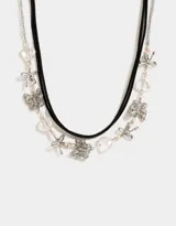 Set de dos collares choker: uno de terciopelo negro y otro con cadena plateada, corazones y mariposas con strass.