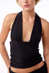 Top negro de microfibra con cuello halter, drapeado en los laterales y tiras largas para anudar.