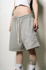 Bermuda gris de algodón con corte oversize y logo bordado en blanco en la pierna derecha.