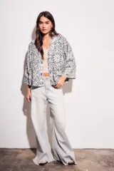 Kimono de algodón con estampado abstracto en tonos beige, azul y gris.