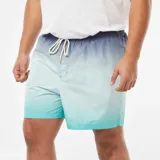 Short de baño celeste con degradado a azul marino, cordón ajustable en la cintura y bolsillos laterales.