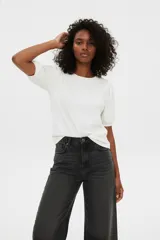 Remera blanca de viscosa, con cuello redondo, mangas abullonadas y frunces, de corte ajustado.