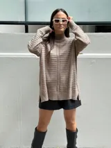 Sweater tejido negro con cuello alto.