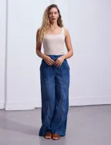 Pantalón ancho de lyocell color azul, con pretina ancha smock con lazo de ajuste y bolsillos verticales.