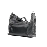 Bolso tote negro de cuero con correa ancha de tela con letras blancas.