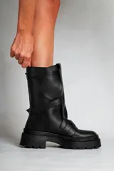 Borcegos de cuero negro con hebillas y suela track.