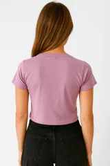 Remera corta negra de algodón, con cuello redondo y estampado frontal con la frase "Naps Always on my Mind Fakeanap" en color blanco.