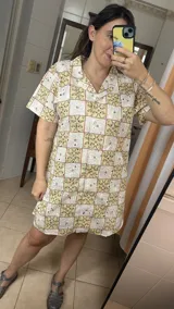 Vestido corto con solapa en broderie estampado de algodón, con cuello camisero, mangas cortas y cierre frontal con botones.