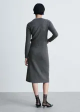 Falda midi gris de tejido de punto con mezcla de lana. Tiene cintura elástica y corte recto.