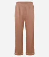 Conjunto de pijama largo color marrón claro, confeccionado en viscosa. Incluye una remera de mangas largas con cuello redondo y un pantalón con cintura elástica.