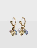 Aros argolla dorados con dijes de corazón y cuentas de vidrio de colores.