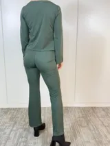 Pantalón verde oliva elastizado de corte acampanado.