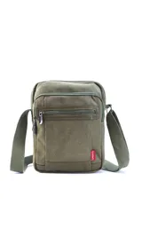 Morral color verde militar de tela canvas con detalles en símil cuero, correa de galón regulable y cierre superior. Tiene dos bolsillos frontales con cierre, bolsillo trasero con cierre y bolsillos internos.