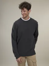 Buzo de frisa azul con cuello redondo y mangas largas.