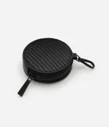 Cartera satchel negra de material sintético con textura diagonal, doble asa de mano y asa larga removible de gross. Incluye porta monedas y cierre por cremallera.