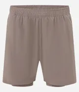 Bermuda deportiva color bordó, confeccionada en poliéster, con cintura elástica, cordón interno ajustable y short de compresión incorporado.