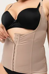Chaleco modelador con ballenas en abdomen y espalda, bandas cruzadas y breteles elásticos regulables.