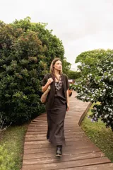 Pollera midi evasé color marrón confeccionada en lino natural con elástico en la cintura.