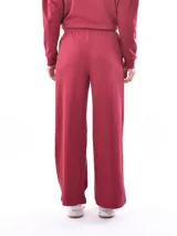 Pantalón de jogging color bordó, de corte ancho y cintura elastizada con cordón ajustable.