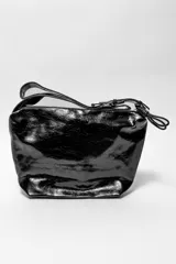 Bandolera negra de cuero sintético con correa de hombro ajustable y cierre superior con cremallera.