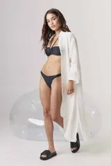 Top de bikini negro con tirantes finos y escote recto.