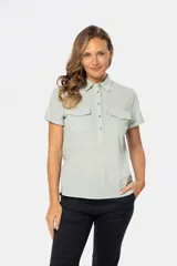 Camisa de lino color salmón, de corte clásico, con cuello camisero, medio abotonada, de manga corta y con dos bolsillos frontales con solapa.