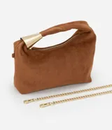 Bolso bandolera pequeño de gamuza color marrón con asa corta rígida y correa de cadena dorada.
