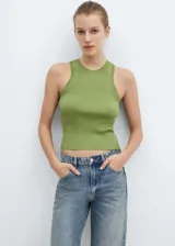 Musculosa blanca de tejido de punto fino con cuello redondo y tirantes anchos.