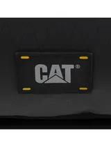Mochila negra de estilo utilitario con compartimento principal acolchado para computador y múltiples bolsillos organizadores interiores. Presenta detalles en amarillo vibrante en las correas de compresión laterales y un parche con el logotipo de CAT en la parte inferior frontal.
