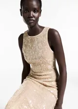 Vestido largo de fiesta color dorado con lentejuelas, cuello halter, espalda descubierta y forro interior.