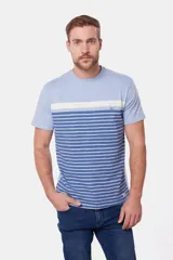 Remera celeste con rayas horizontales blancas y azules.
