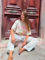 Remera oversize color beige con estampado de la palabra "Summer" en rosa y un trago.