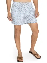 Short de baño celeste con estampado de caballitos de mar rosados. Tiene cintura elástica con cordón ajustable, bolsillos laterales y traseros.