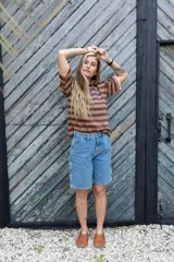 Camiseta manga corta tejida en hilo de algodón, con calado sutil en el cuerpo y escote acordonado.