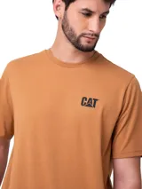 Remera de manga corta color marrón tostado con el logo de Caterpillar (CAT) estampado en negro en el pecho.