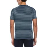 Remera de manga corta azul marino con rayas horizontales finas en celeste y blanco.