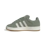Championes Adidas Campus 00s color verde con las tres tiras laterales en blanco y suela blanca con base marrón.