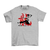 Remera gris con estampado de Bruce Lee y caracteres chinos en rojo.