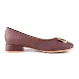 Zapato de cuero color marrón con detalle de hebilla dorada en la capellada, de punta cuadrada y taco bajo.