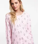 Pijama largo de media malla color rosa con estampado de caras de leopardo. Incluye una blusa de manga larga con cuello redondo y un pantalón con cintura elástica, puños y ruedo ajustados.