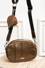 Cartera color marrón de diseño ovalado con texturas y correa ajustable, hecha de cuero vegano.