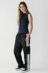 Musculosa blanca de algodón con cuello redondo y corte ajustado.