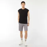 Camiseta negra sin mangas de tejido de canalé.
