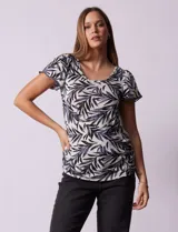 Remera tejida color amarillo, marca French Loundry. Manga corta con detalle de puntilla.