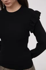 Sweater color crema de viscosa con cuello redondo y volados en los hombros.